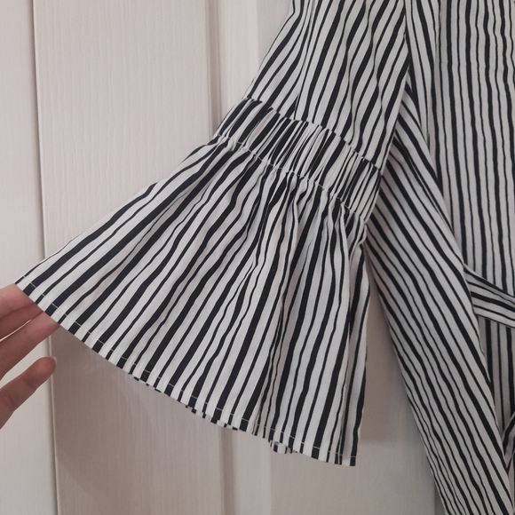 HOST PICK♣️Forcast Striped V-neck Blouse Size 6 - Picture 4 of 9